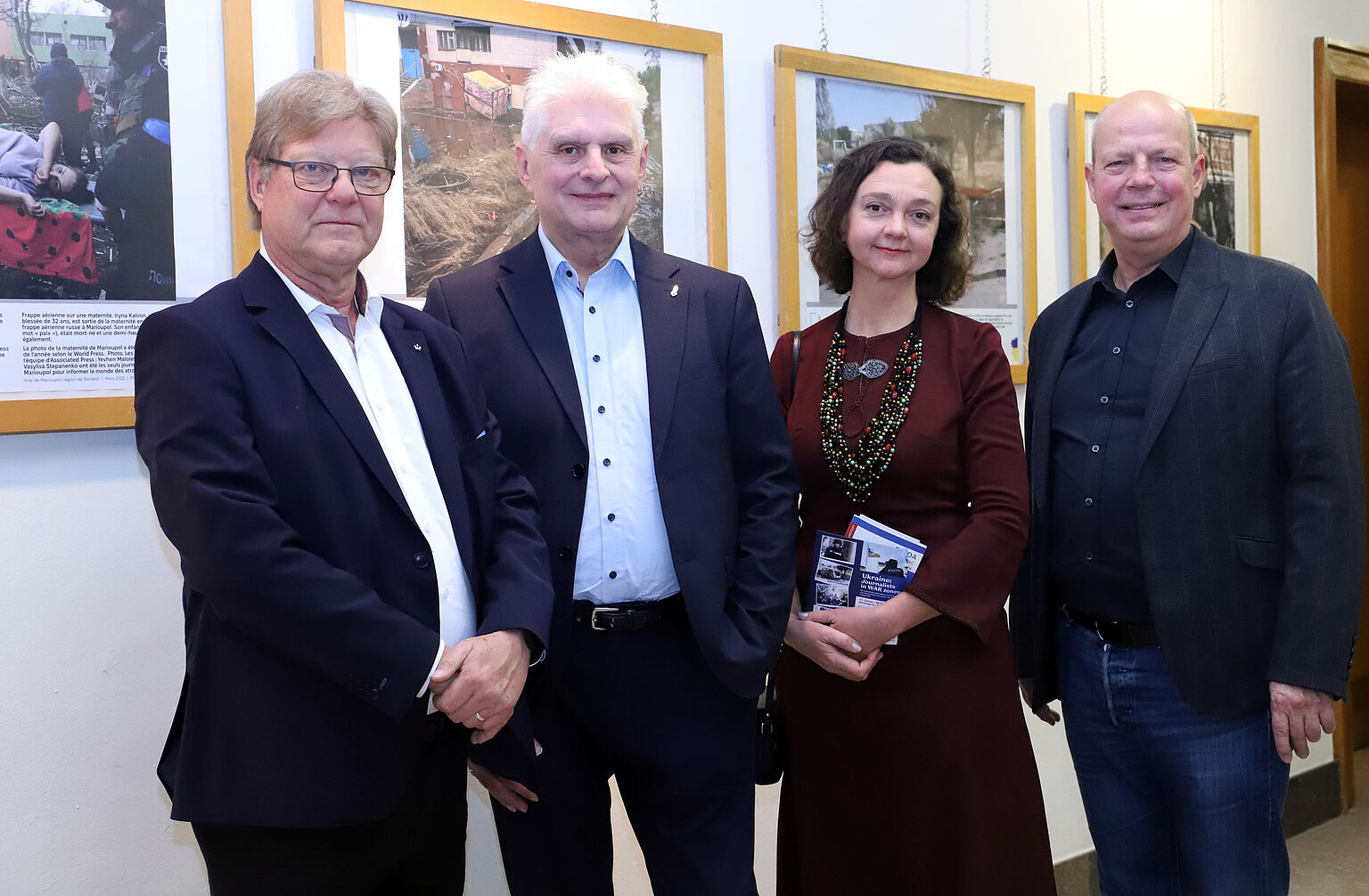 Knud Zilian, Erster Vorsitzender DJV Hessen, Michael Schwab, Fachausschussvorsitzender Europa, Oksana Meleshchenko und Gunter Geiger, Direktor der Katholischen Akademie des Bistums Fulda, während der Ausstellungseröffnung von „Ukraine: Journalists in WAR zones“ in Fulda. – Knud Zilian, Erster Vorsitzender DJV Hessen, Michael Schwab, Fachausschussvorsitzender Europa, Oksana Meleshchenko und Gunter Geiger, Direktor der Katholischen Akademie des Bistums Fulda, während der Ausstellungseröffnung von „Ukraine: Journalists in WAR zones“ in Fulda. 