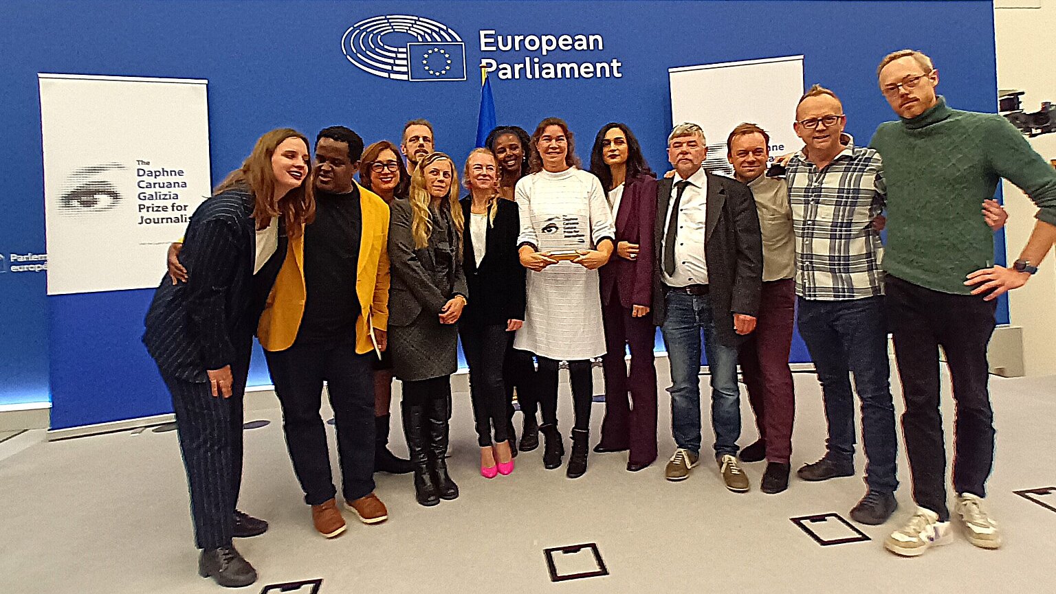 Strahlende Gesichter bei den Gewinnern des Daphne-Caruana-Galizia Preises 2024: das internationale Recherche-Team „Lost in Europe“. – Strahlende Gesichter bei den Gewinnern des Daphne-Caruana-Galizia Preises 2024: das internationale Recherche-Team „Lost in Europe“.