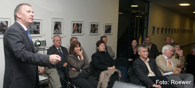 Der Berliner Pressefotograf Bernd Lammel sprach am 18. September im Foyer des Thüringer Landtages in Erfurt mit Mitarbeitern von Pressestellen. – Der Berliner Pressefotograf Bernd Lammel sprach am 18. September im Foyer des Thüringer Landtages in Erfurt mit Mitarbeitern von Pressestellen.