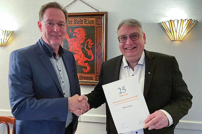 Bezirksvorsitzender Axel Häsler gratuliert Marcus Heide zum 25-jährigen Jubiläum. – Bezirksvorsitzender Axel Häsler gratuliert Marcus Heide zum 25-jährigen Jubiläum.