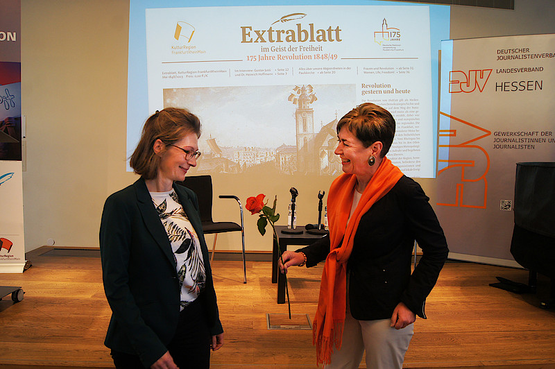 Sylvia Kuck (rechts), Vorstandsmitglied DJV Hessen, überreicht Projektleiterin Magdalena Zeller (links) symbolisch für die Pressefreiheit eine Rose. – Sylvia Kuck (rechts), Vorstandsmitglied DJV Hessen, überreicht Projektleiterin Magdalena Zeller (links) symbolisch für die Pressefreiheit eine Rose.